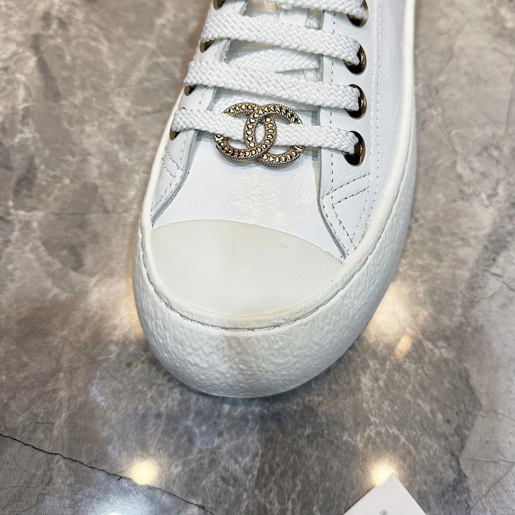 👟👟Ex-factory price 440👟👟 Chanel Chanel - 2024 counter top casual sports shoes This classic design; the upper is electro-embroidered with a variety of craftsmanship; the outsole is fashionable and sporty; it is extraordinary and incorporates a variety of color matching elements... The diversified mix and match is very good-looking and versatile, casual, fashionable, sports and outdoor can be taken into account... ꫛꫀꪝ Go➫ Material: ❶Upper made of: Original imported cowhide ❷Inside made of: original imported breathable sheepskin ❸Outsole based on: original TPU outsole Full set of boutique packaging for women 35–41